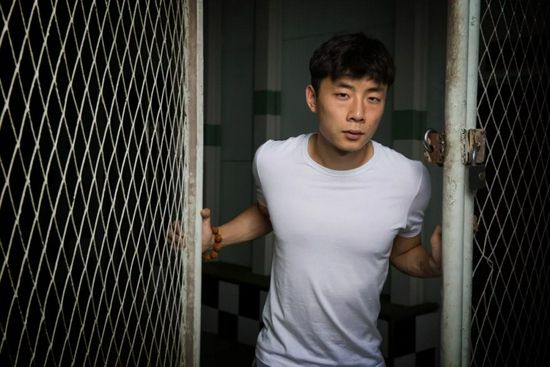 所以，在詹姆斯·怀特面前，这个小小的机场分局长，根本就不是对手。